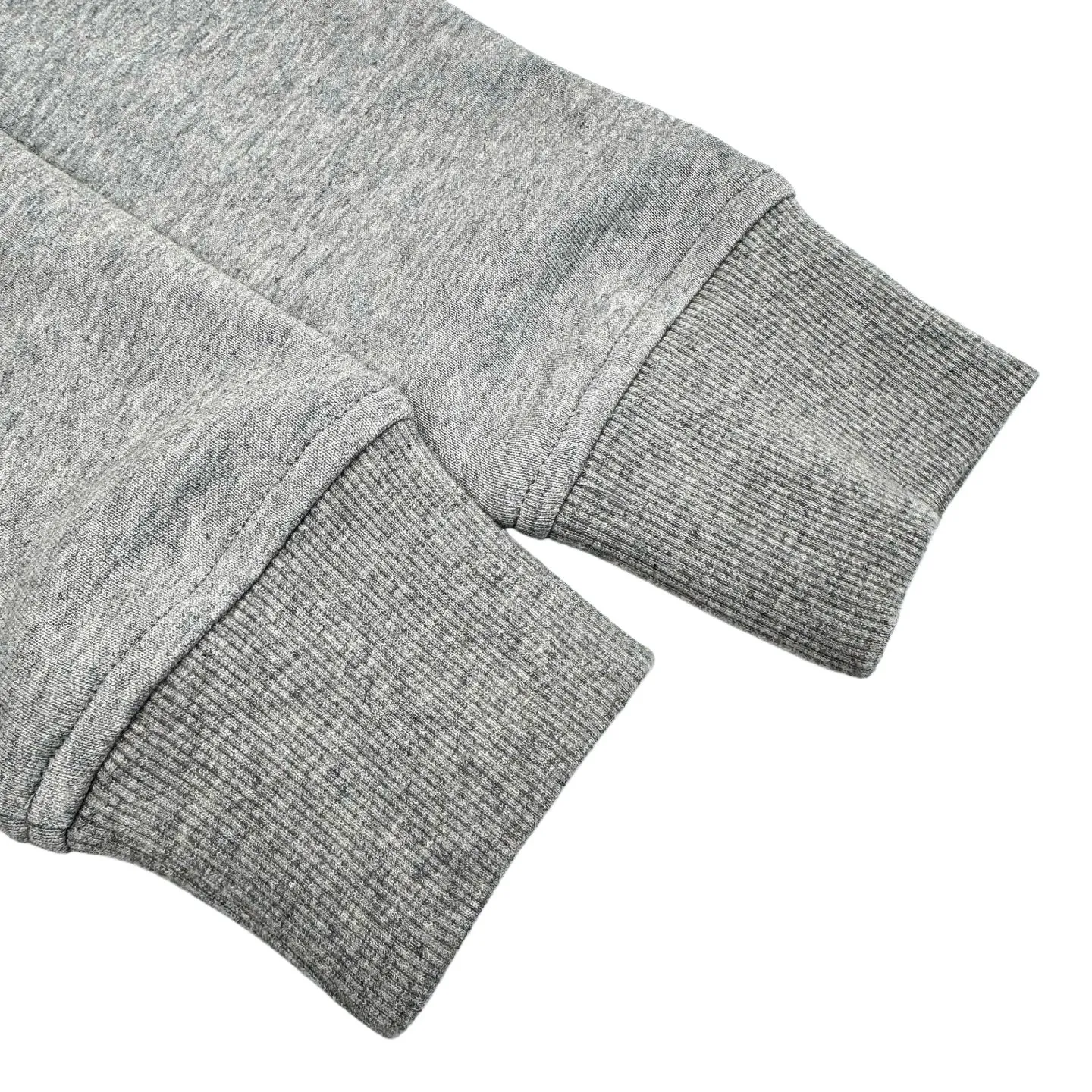 [Exclusive supply] Ami love embroidered hooded jacket (Gray). The original purchase was and developed. The fabric is made of custom-made mercerized cotton. It feels delicate and comfortable against the skin. It is based on fog Gray. It comes with a layer of soft light filter. Black silk thread dances on the chest with love embroidery. It is low-key and powerful. The French romantic code is engraved. It is the ultimate simplification of color. It also conveys the love and persistence of life. Simplicity controls complexity. Use lines to outline the silhouette and feel free without boundaries. It adopts imported machine embroidery technology and uses advanced computer control systems and precision mechanical components to realize Ami love embroidery operations with high precision. The lines are smooth and delicate, and the fabrics have been washed. It has a better hand feel and texture. It is not easy to deform, not easy to shrink, not easy to fade, and maintains long-term beauty. Size:S-M-L-XL